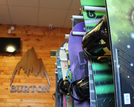Premium snowboard hire+lift pass